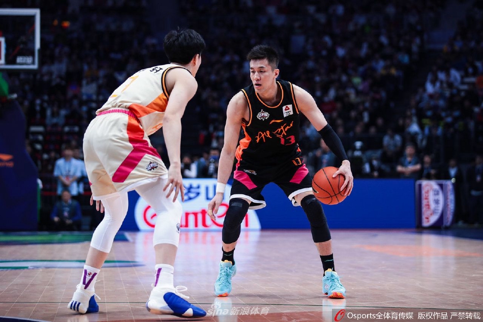 扣篮王杨浩飞跃吉祥物,在空中转体单手劈扣,完美复刻经典一幕,让全场观众陷入疯狂。