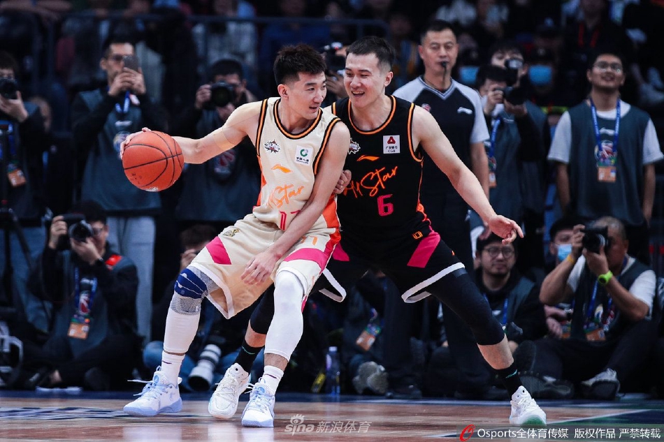 南区队胡明轩面对防守强硬上篮,他如尖刀般撕裂防线,用全场最高的24分证明了自己核心的价值。