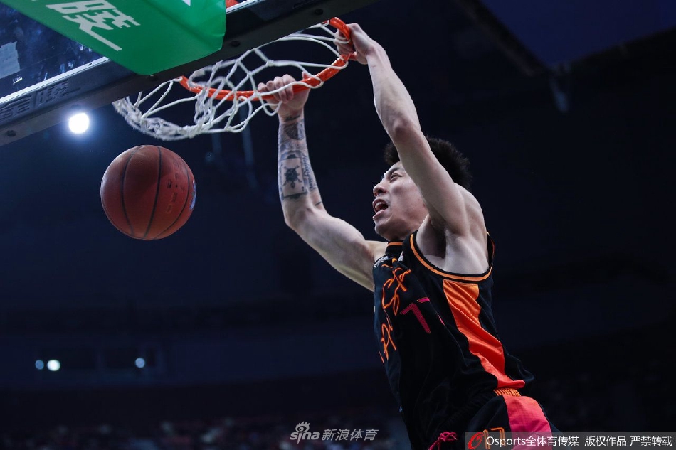 杨浩身穿赵睿球衣完成惊天一扣,场边的赵睿激动起身为其庆祝,这一刻草根与职业的梦想完美交织。