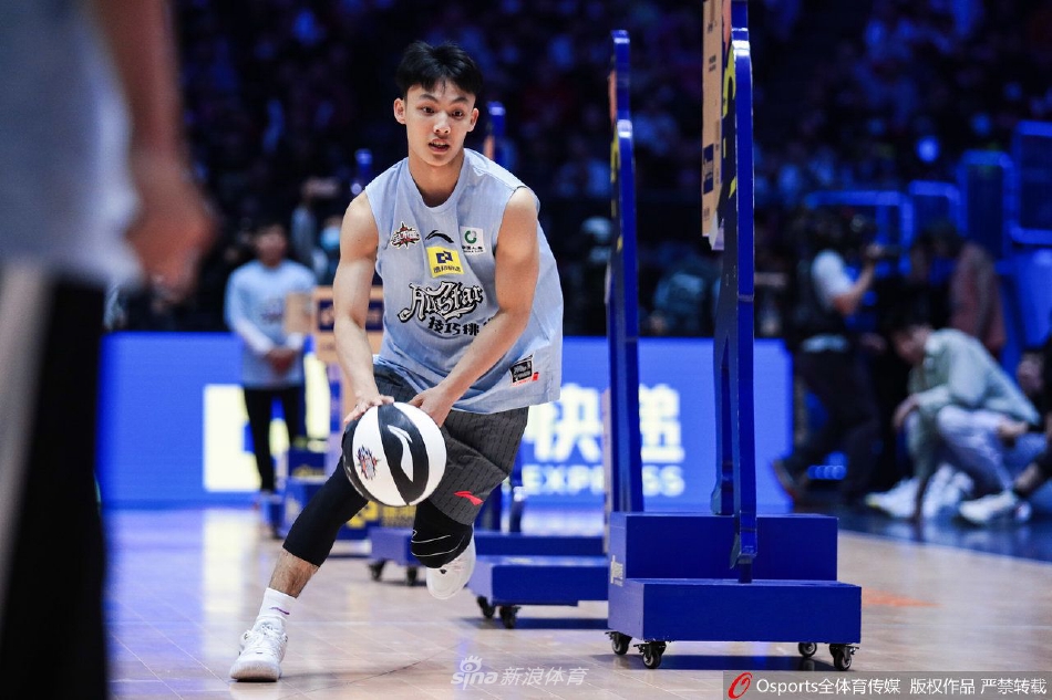广东宏远队的小个子后卫徐杰在技巧赛中全力冲刺,他的速度和节奏感让所有对手都望尘莫及