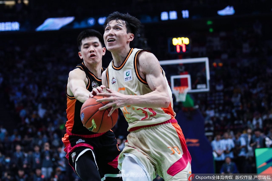 厦门凤凰体育馆内座无虚席,绚丽的灯光与热情的球迷共同构成了全明星周末最美的背景板。