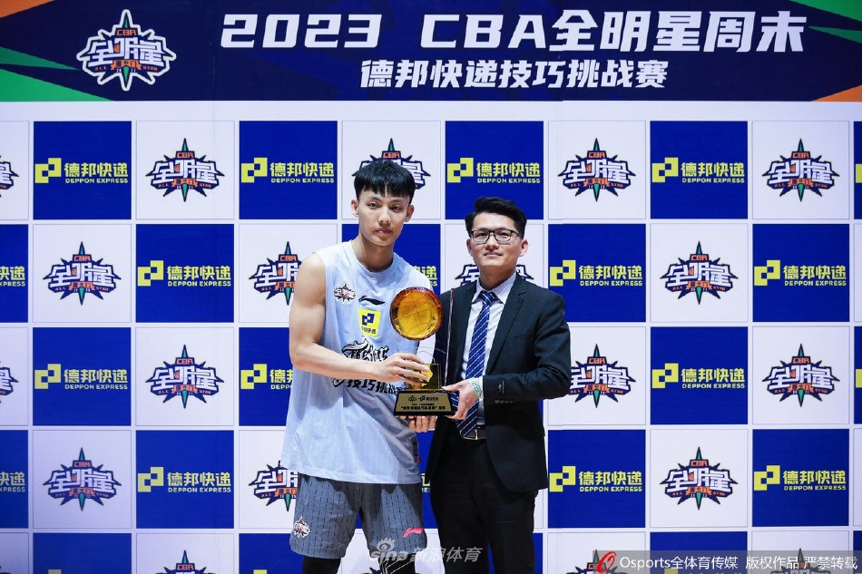 大学生扣将杨浩身披赵睿球衣高高跃起,仿佛摆脱了地心引力,在空中完成惊天360度转体扣篮