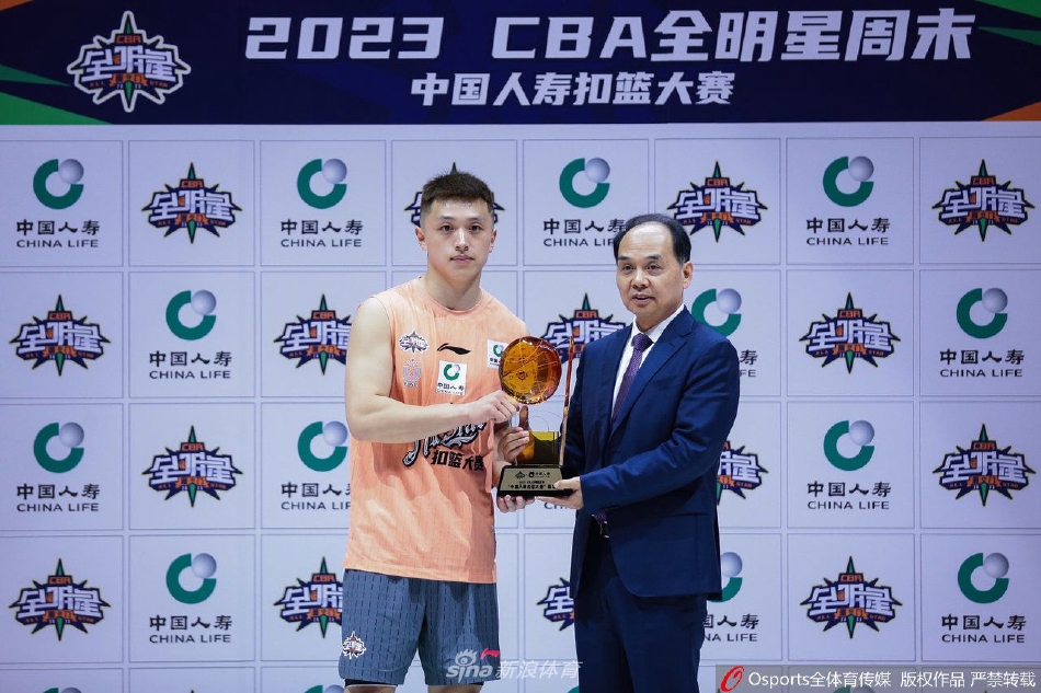 杨浩在扣篮成功后稳稳落地，双手握拳怒吼，四周的观众席上满是挥舞的充气棒和竖起的大拇指，气氛燃至顶点。