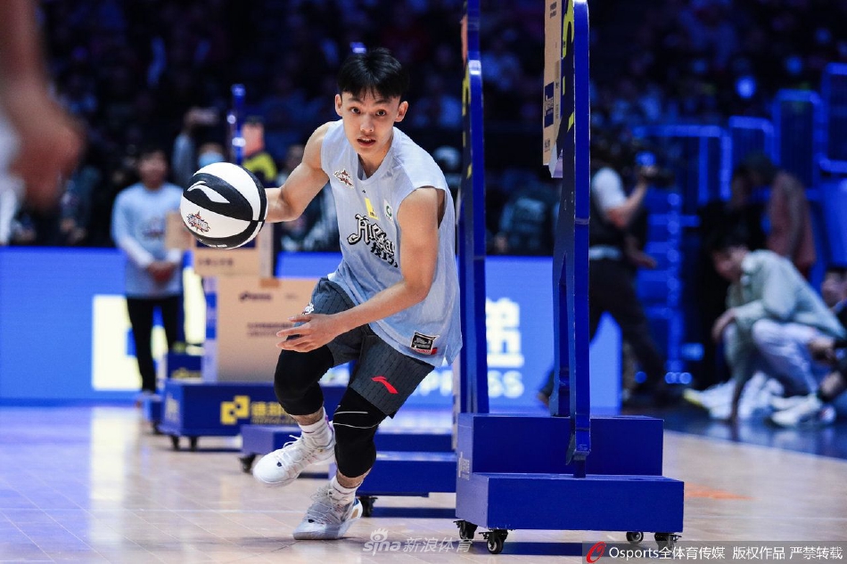 技巧赛冠军徐杰、三分王王睿泽与扣篮王杨浩并肩而立,三个年轻的面孔象征着CBA联赛的未来与希望