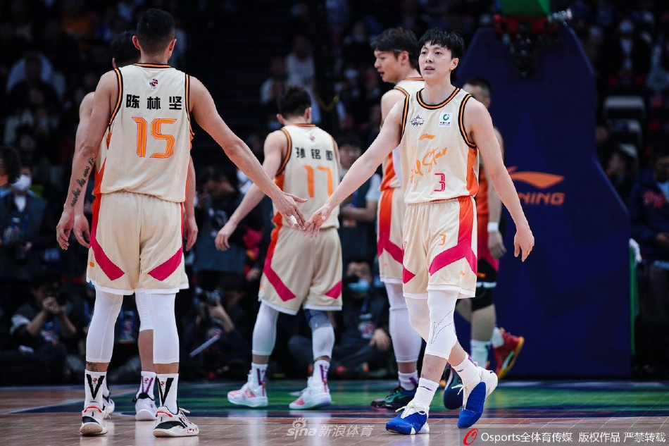 北区队阿不都沙拉木举起MVP奖杯,脸上洋溢着胜利的喜悦,他全场20分8篮板的表现配得上这份荣耀。