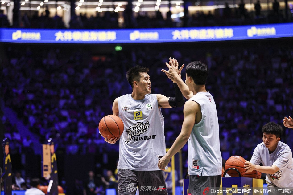 徐杰在全场观众的注视下手捧技巧赛冠军奖杯,腼腆的笑容中透露出属于年轻人的自信与骄傲