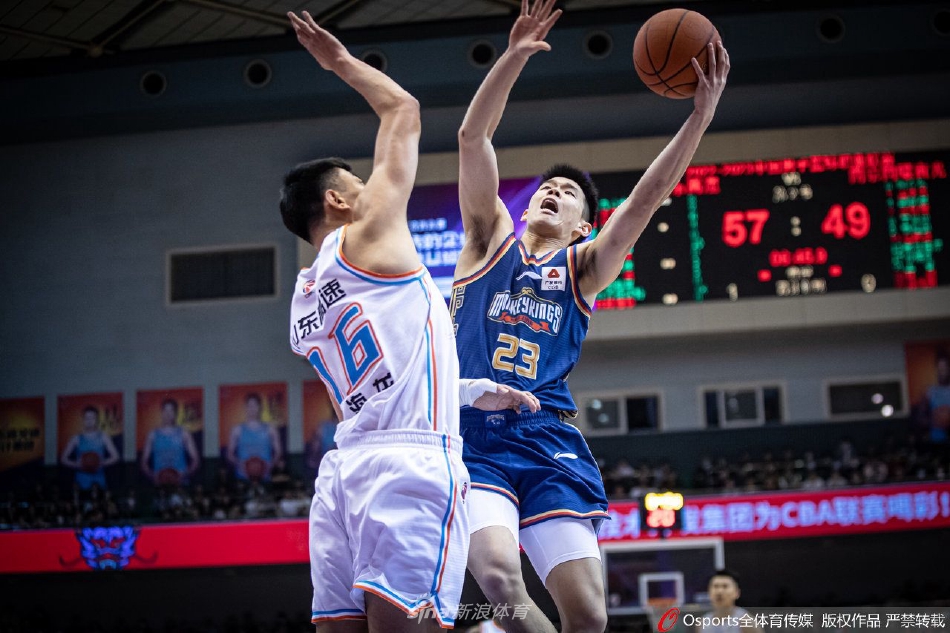 陶汉林内线接球，面对防守悍然起跳，双手大力灌筐，整个篮球架都在他的暴扣下颤抖
