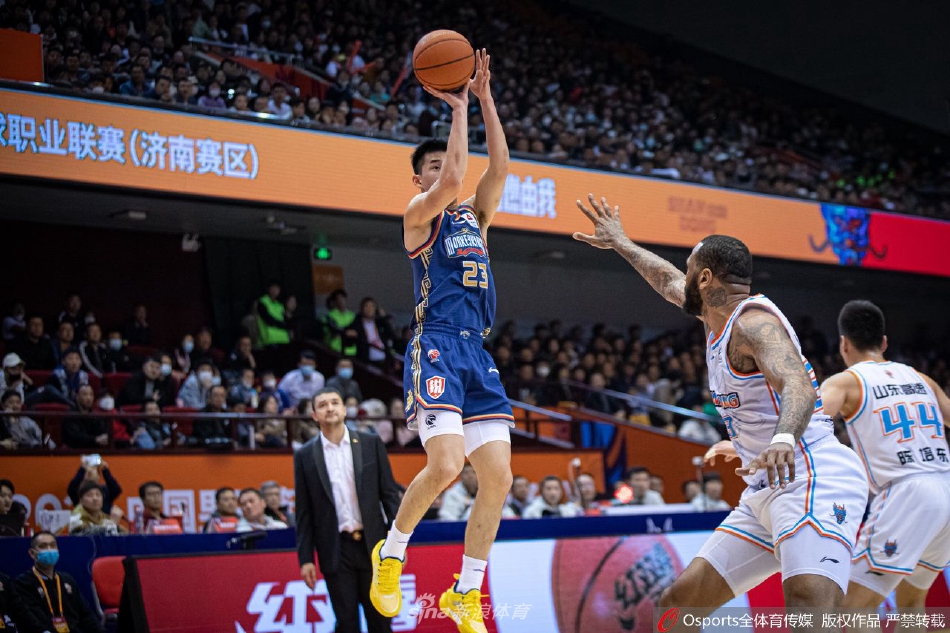 乔文瀚迎着旧主防守，三分线外高高跃起，出手瞬间眼神坚定，篮球划过完美弧线空心入网