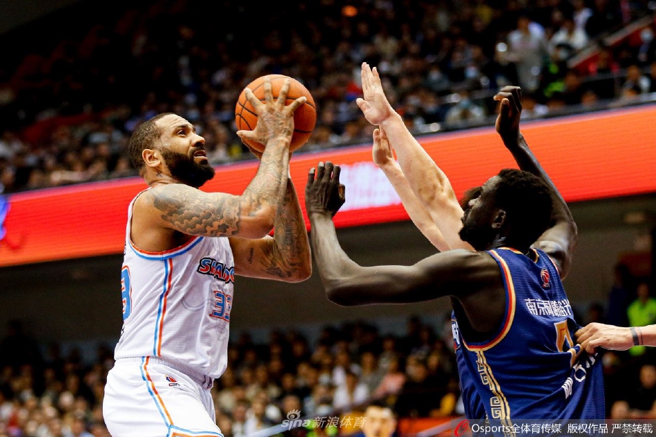 陈培东运球穿越半场，面对两人包夹毫无惧色，加速突破瞬间犹如一道白色闪电划破球场