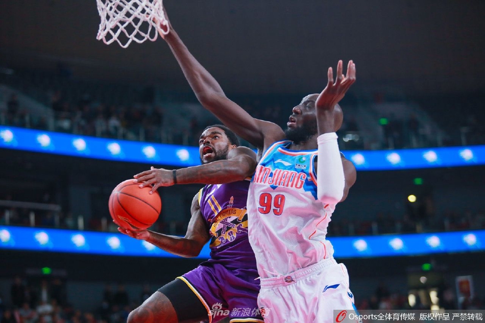 北控队外援艾伦如同闪电般穿透新疆队的防线，在两名防守球员的缝隙中寻找上篮的机会，身姿矫健而决绝。