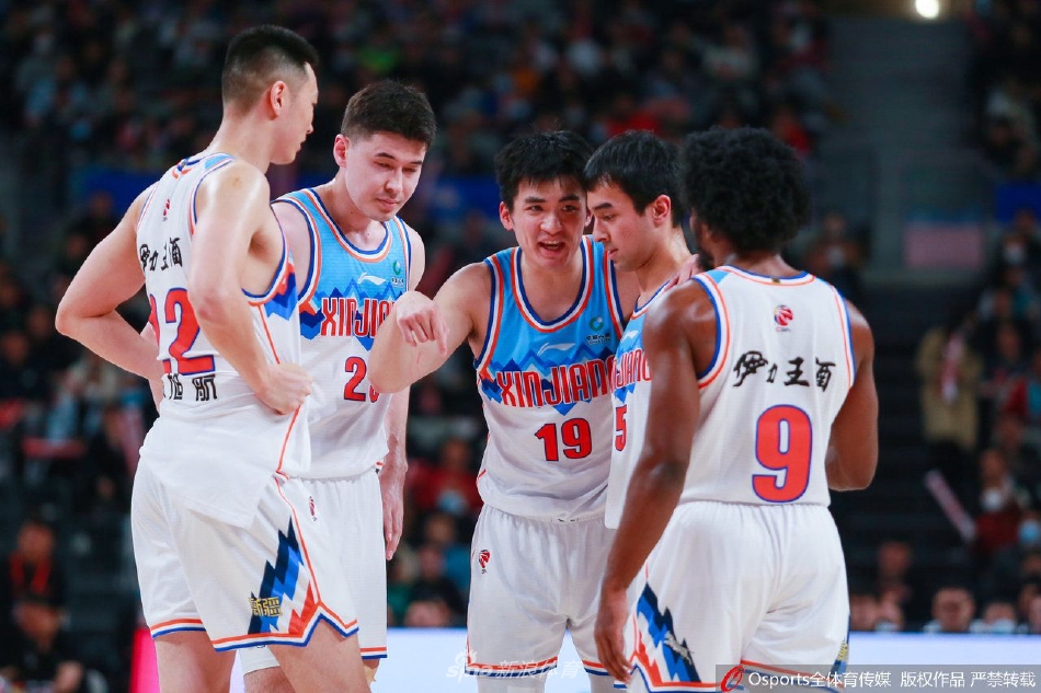 新疆队的于德豪与北控队的外援哈斯在卡位中纠缠在一起，两人目光坚毅，肌肉碰撞间充满了火药味，展现了比赛的残酷与激烈。