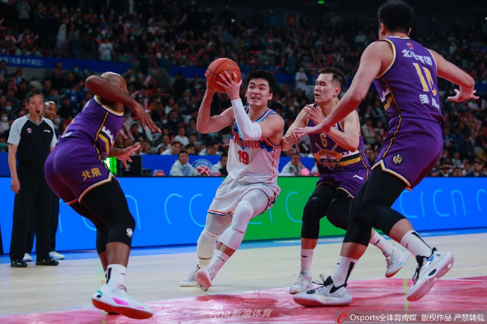 北控队主教练马布里神情严峻地站在场边，正摊开双手与裁判进行激烈交流，试图为球队争取每一次有利的判罚。