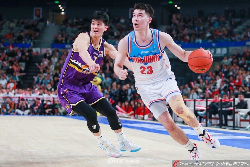 新疆队的防守大闸法尔用一记遮天蔽日的封盖，将北控队廖三宁的上篮拒之门外，这一幕仿佛让时间都为之凝固。