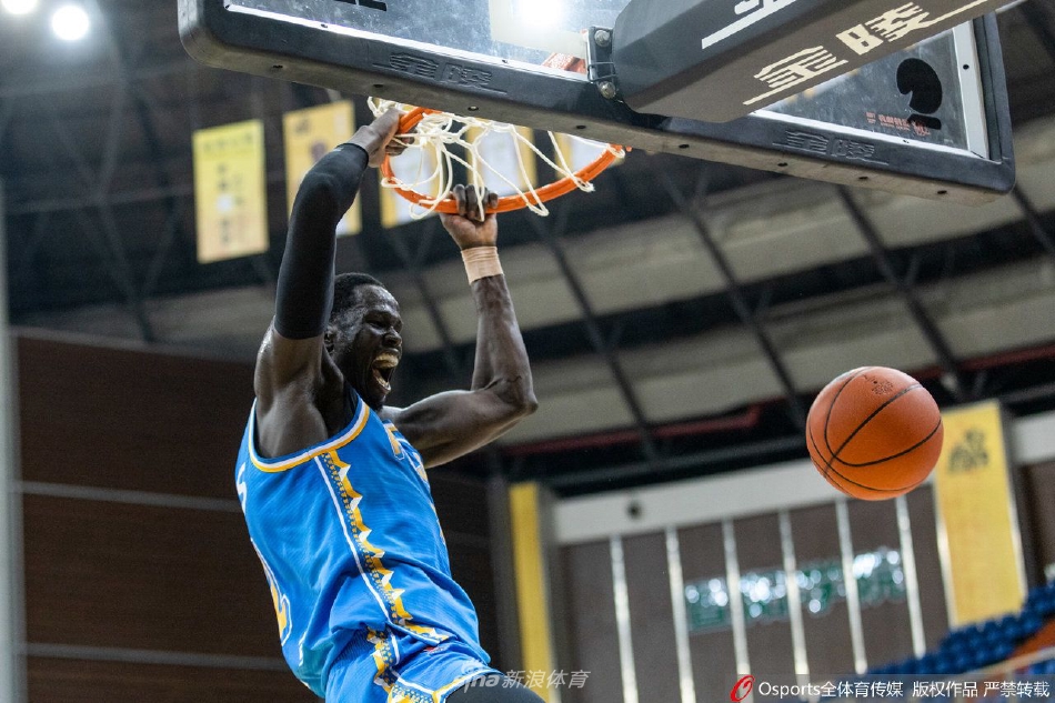 浙江队内线支柱胡金秋面对福建球员的严密防守，在篮下高高跃起，用柔和的手感完成了一次决定性的上篮。