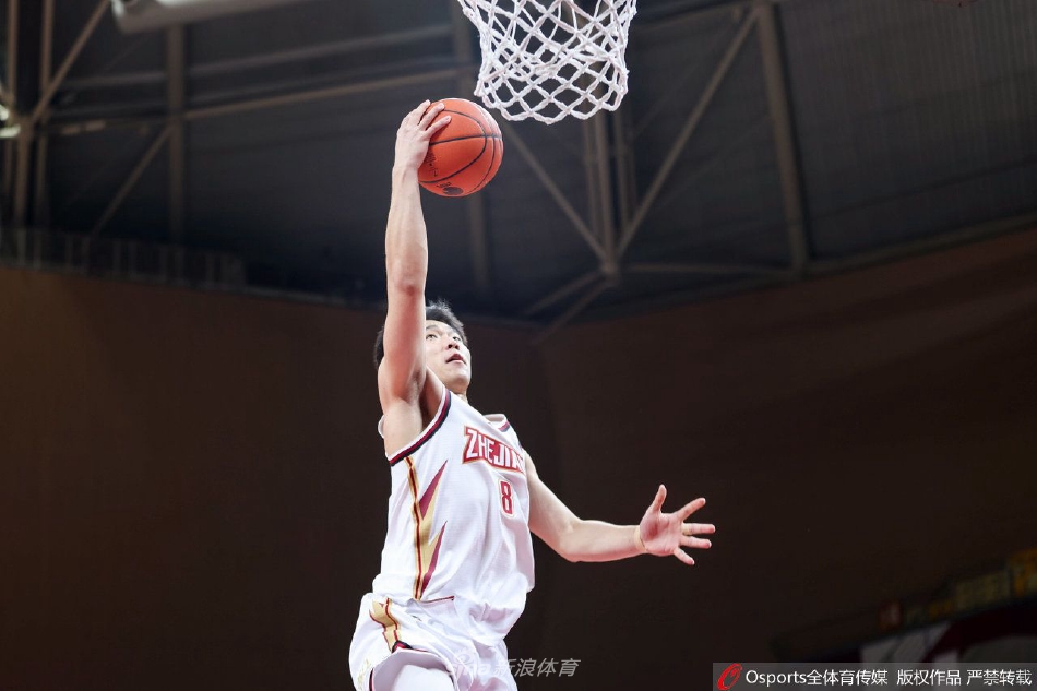 浙江稠州金租队的替补席彻底陷入狂欢，球员们纷纷起身，为队友的精彩进球挥舞着手中的毛巾，脸上洋溢着胜利的喜悦和团队的激情。