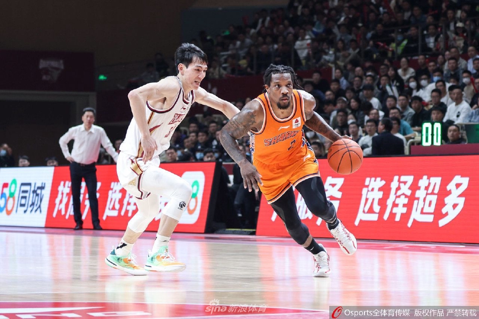 浙江队内线新星余嘉豪在对方三人合围之下，依然高高跃起，用指尖轻轻将球拨向篮筐，完成了一次精彩的补篮，展现了他出色的身高优势和柔和的手感。