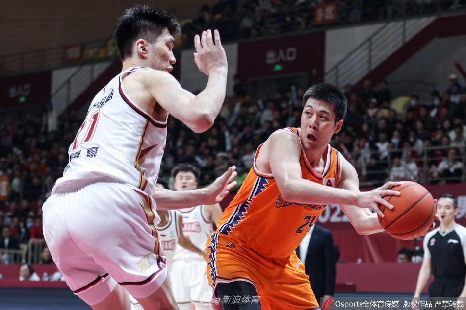 上海队核心王哲林在低位背身单打，他利用强壮的身体倚住防守队员，强硬地向内线推进，准备用他标志性的转身勾手完成进攻。