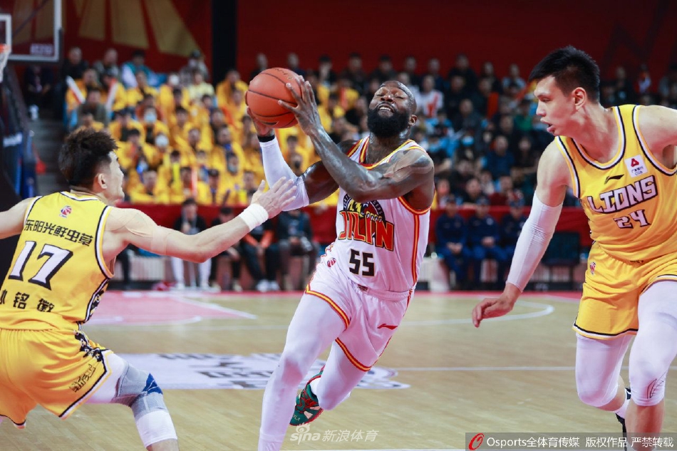 浙江东阳光外援德兹·威尔斯如猎豹般迅捷，腾空上篮，吉林队姜宇星在身后紧追不舍试图封盖，空中对抗的瞬间充满张力