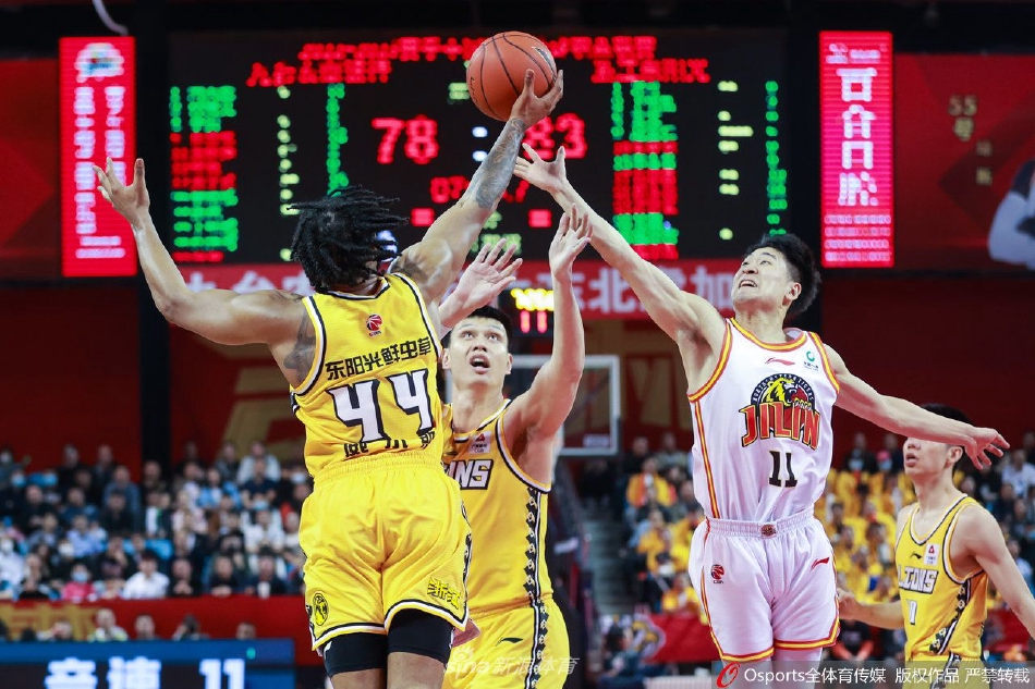 吉林队姜宇星如尖刀般犀利，持球快速反击，强行突破浙江东阳光孙铭徽的防守，上篮瞬间两人手臂纠缠，拼抢激烈