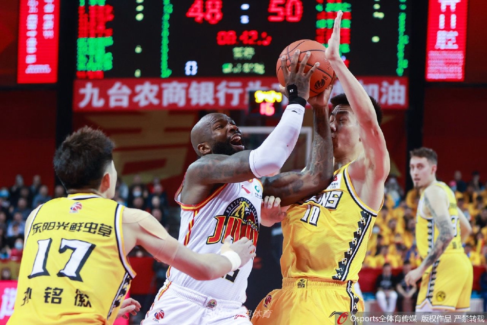 吉林队崔晋铭在进攻端展现出灵活的跑位，他利用队友掩护后接球，面对防守人果断干拔跳投，动作一气呵成