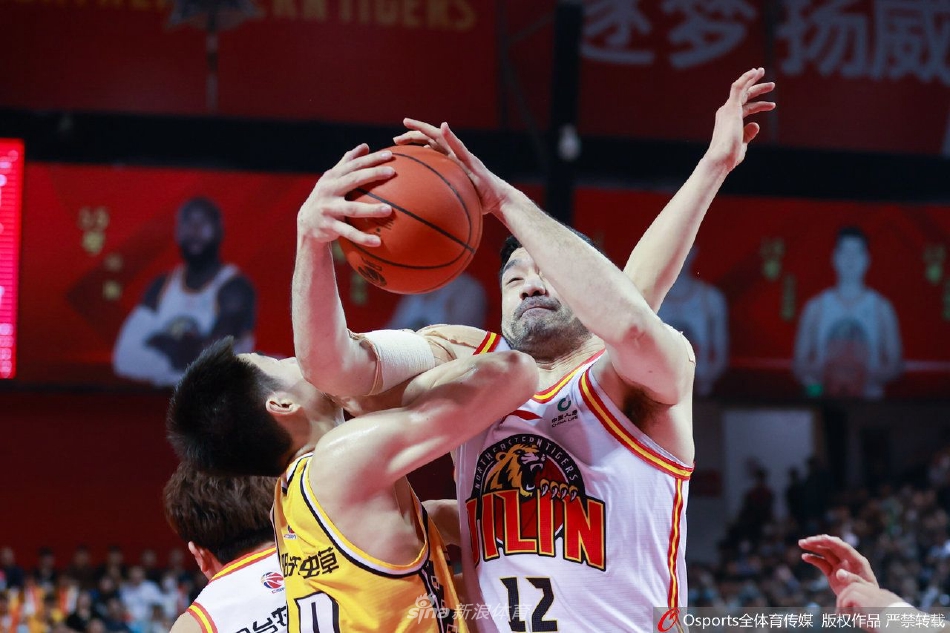 浙江东阳光队中锋胡金秋高举高打，面对吉林队李安的贴身防守，冷静地完成后仰跳投，篮球划过一道优美的弧线直奔篮筐