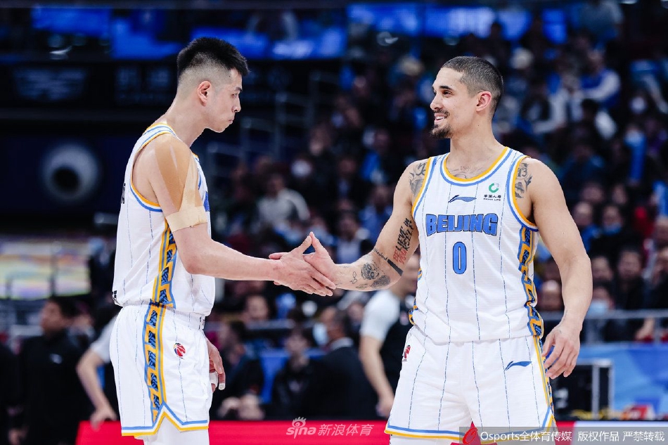 北京首钢老将朱彦西命中关键三分后，握拳怒吼，这位以三分见长的射手在末节用两记精准的远投帮助球队实现了反超，展现了冷血杀手本色。