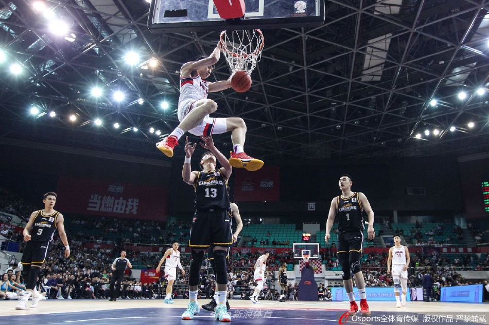 辽宁本钢队外援弗格在持球突破时，遭遇广州龙狮队球员田宇恒的贴身紧逼防守，两人身体对抗激烈，火药味十足。