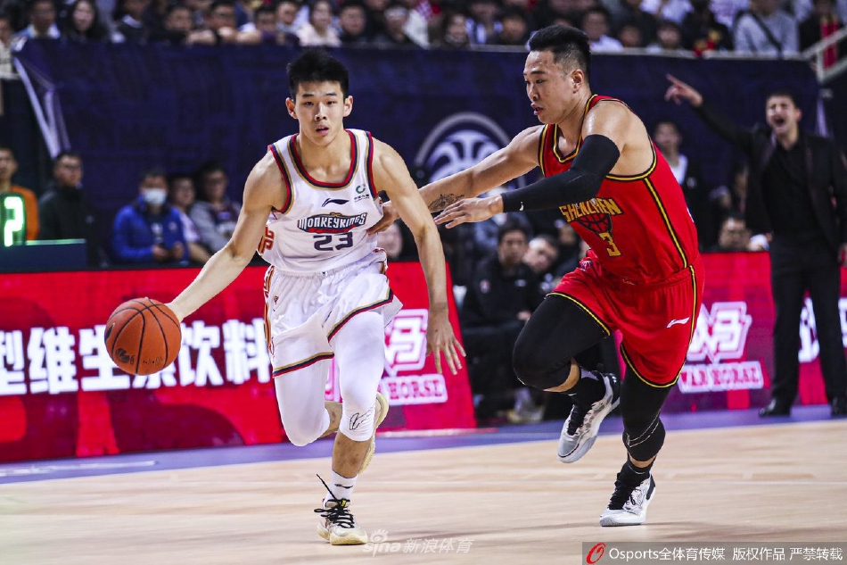 皮特森在失去平衡的情况下依然将球传给队友,他眼中充满不甘,但斗志从未熄灭。