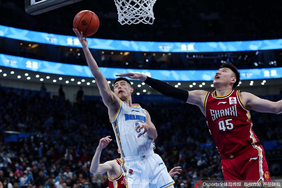 山西外援费尔德在三分线外干拔跳投，皮球在空中划出一道美丽的彩虹，这是他与北京队强大防线进行智慧与勇气的直接对话。