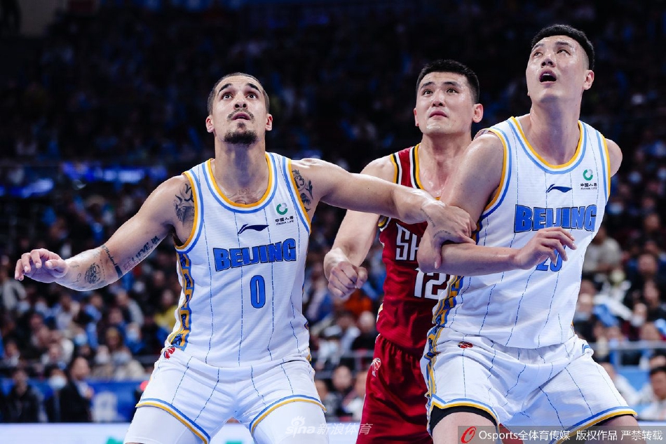 山西队球员张宁（中）在比赛中奋力分球，试图撕开北京队的防线，尽管他全场砍下31分，但依然无法为球队带来一场胜利，眼神中充满了无奈与不甘。