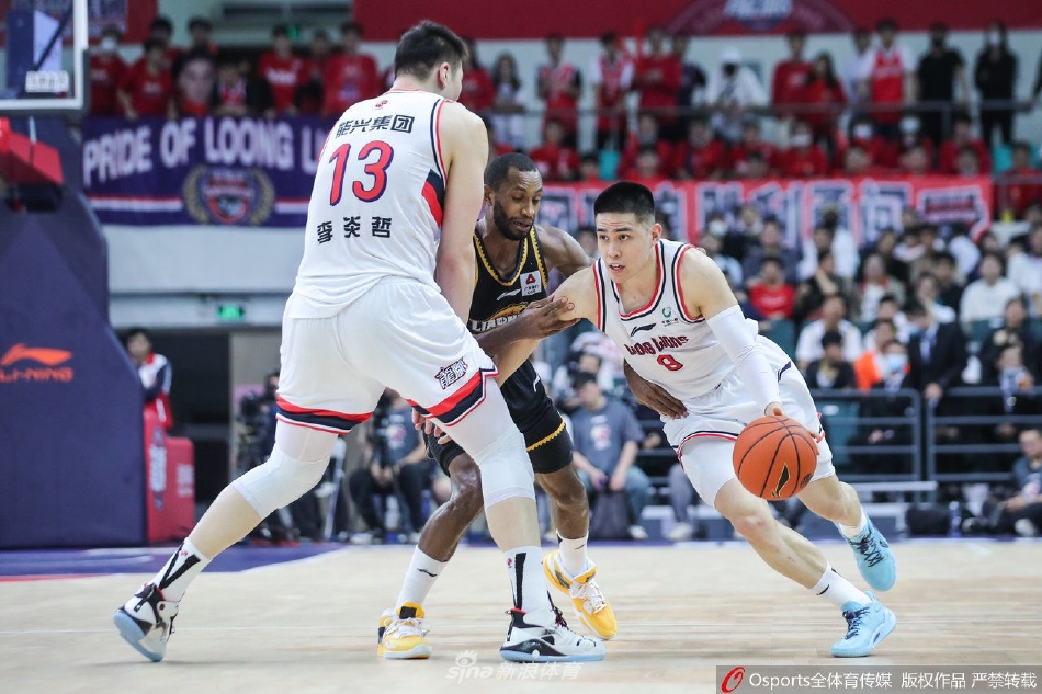 广州龙狮队球员陈盈骏在反击中快速突破，面对空篮轻盈地上篮得分，整个动作一气呵成，充满美感。