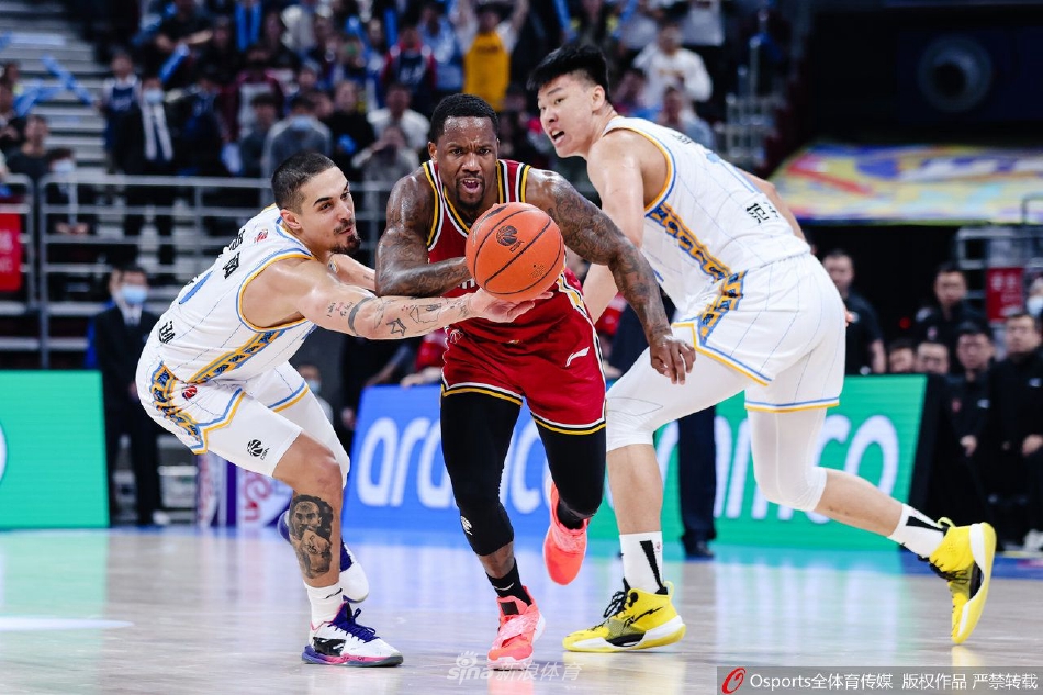 赛后，北京首钢全队球员手拉手排成一排，走向场边向四面看台的球迷鞠躬致谢，看台上的球迷们纷纷伸出双手，回应着球员们的谢意，构筑了一幅动人的画面。