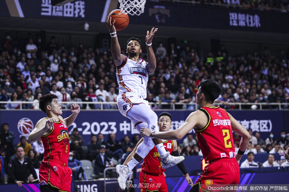 深圳队替补席在贺希宁绝杀后瞬间沸腾,球员们冲入场内,与场上英雄紧紧拥抱庆祝。