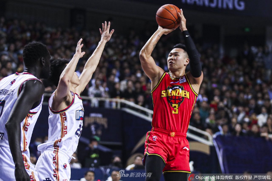 沈梓捷在裁判响哨后无奈地摇着头,身后的计分板记录着胶着的比分,空气中弥漫着紧张的气息。