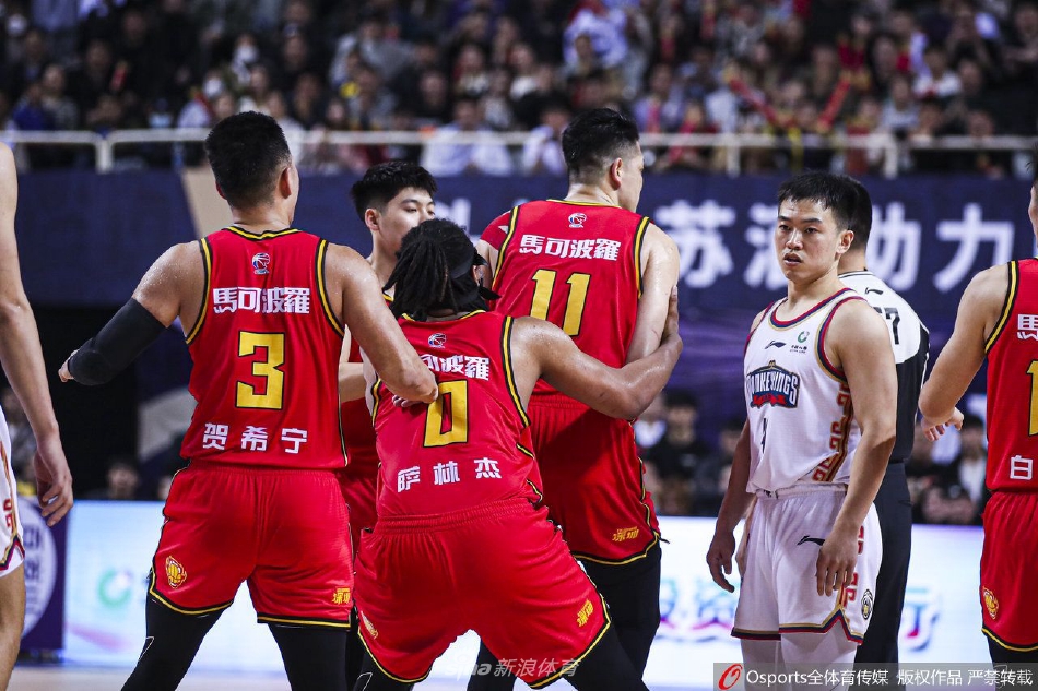 萨林杰在篮下强攻,强壮的身躯扛开防守,为深圳队不断迫近比分立下汗马功劳。