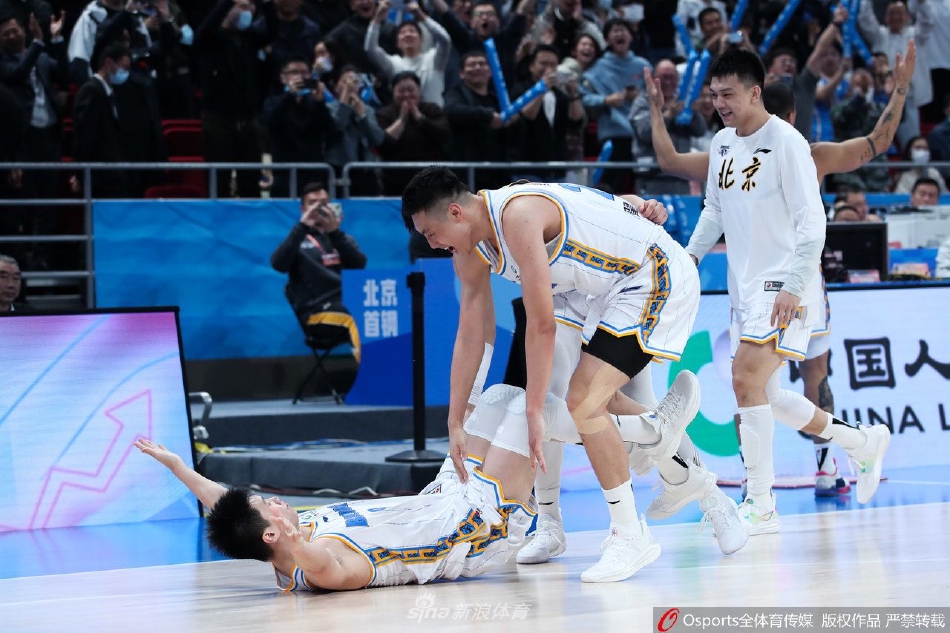 命中绝杀后的雷蒙被狂喜的队友们团团围住，每个人脸上都绽放着难以置信的兴奋光芒，这是属于团队篮球最动人的胜利狂欢。