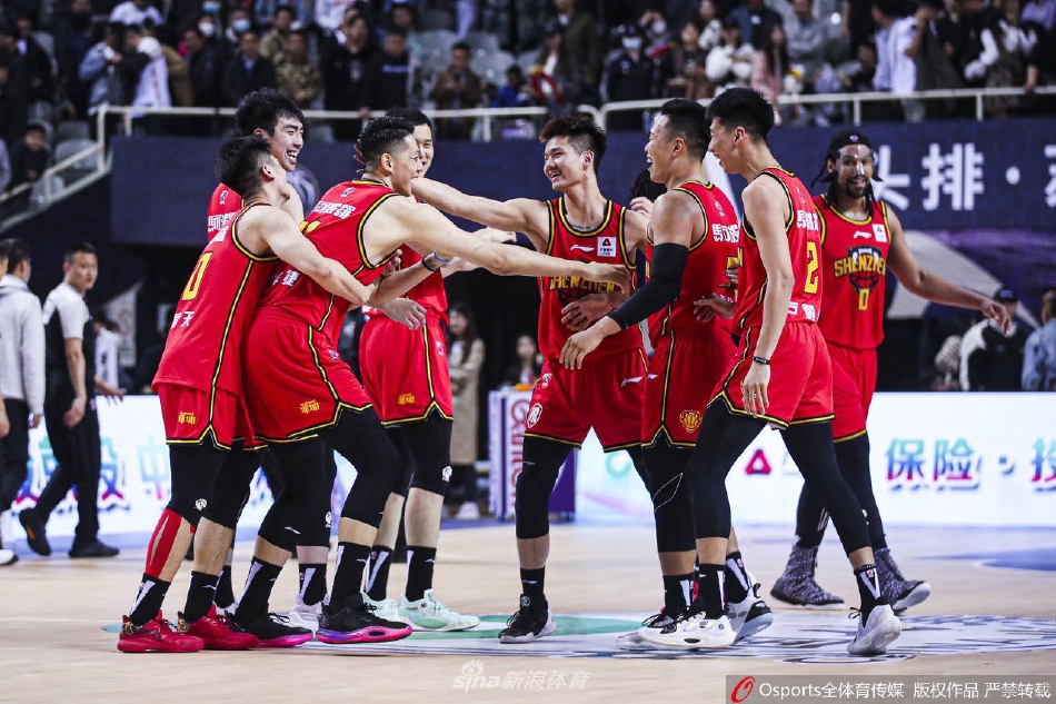 全场比赛结束,比分牌上102:103的数字格外刺眼,但南京同曦的战斗精神已深深烙印在球迷心中。