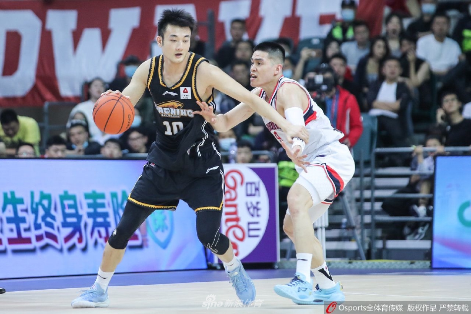 广州龙狮队球员祝铭震在弧顶位置果断出手三分，他的投篮手型标准，目光紧紧跟随飞向篮筐的篮球。