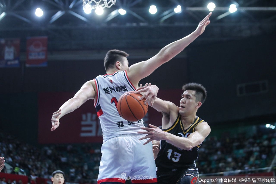 广州龙狮队球员崔永熙在底角命中三分球后，握拳庆祝，脸上洋溢着自信和喜悦的笑容。