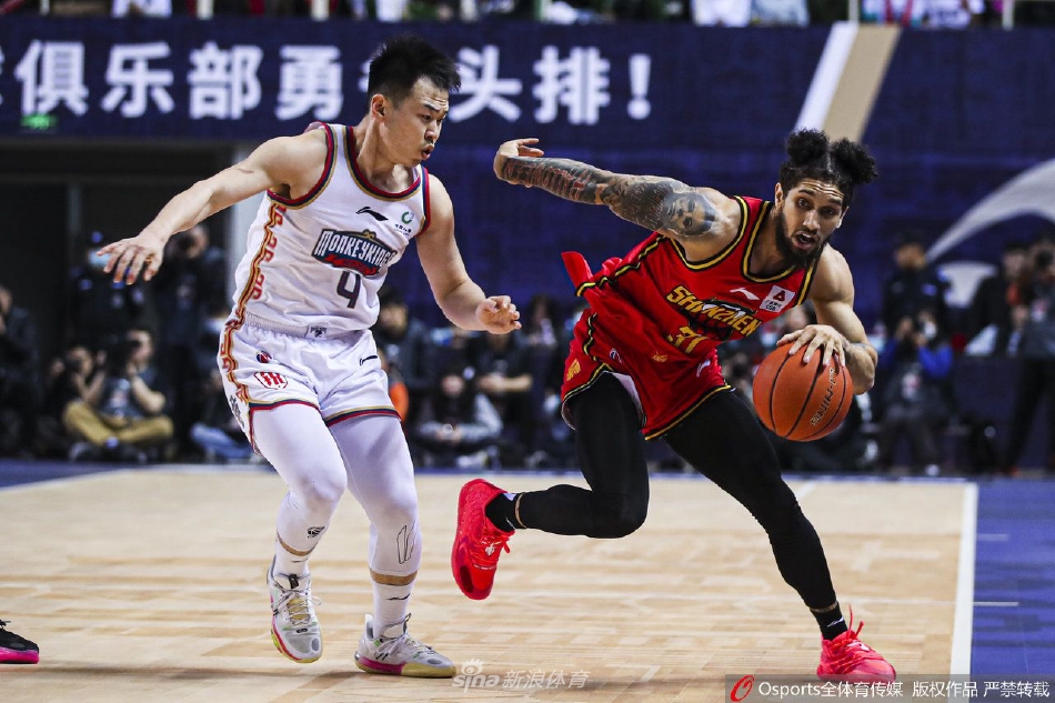 外援皮特森在重重防守之下强行起跳,篮球在空中划出一道美丽的弧线,这是属于他的孤胆英雄时刻。