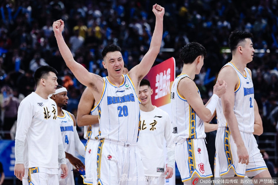 比赛结束的哨声吹响，全场球迷集体起立，挥舞着手中的围巾和充气棒，将最热烈的欢呼献给拼尽全力的北京首钢将士们。