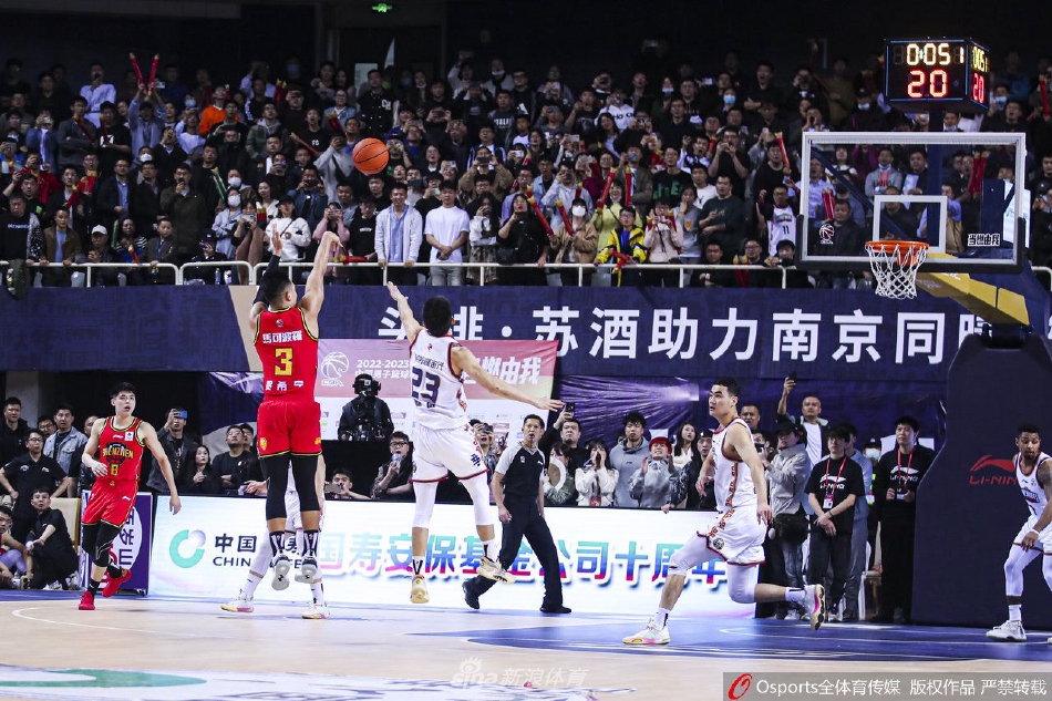 林葳持球快速突破,矫健的身影如同划过球场的闪电,代表着同曦队的无限未来。