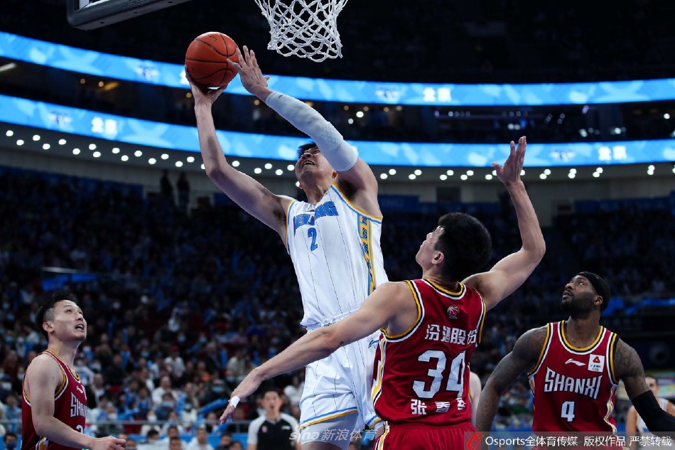 雷蒙在终场哨响前高高跃起，投出了那记决定命运的三分球，他舒展的身姿与身后紧张的山西防守球员形成了绝杀时刻的永恒定格。