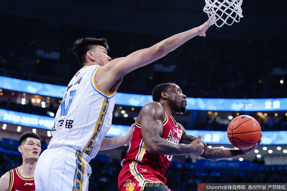 北京首钢队范子铭在篮下强打葛昭宝，他利用强壮的身体卡住位置，奋力将球放入篮筐，全场比赛他砍下24分11篮板，是球队能咬住比分的定海神针。