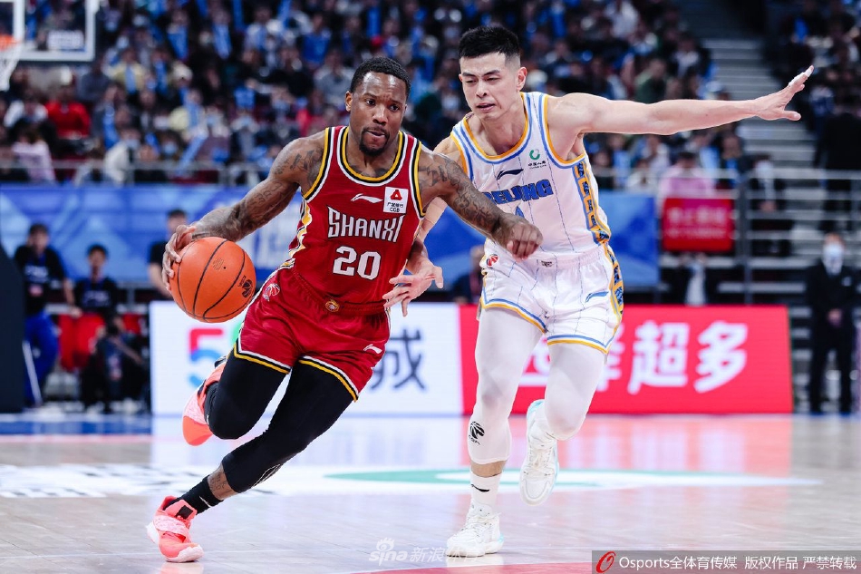 山西队外援费尔德在比赛中突破上篮，他全场贡献23分6助攻，但在最后5.7秒的致命失误，让他整晚的努力付诸东流，神情落寞地与胜利擦肩而过。