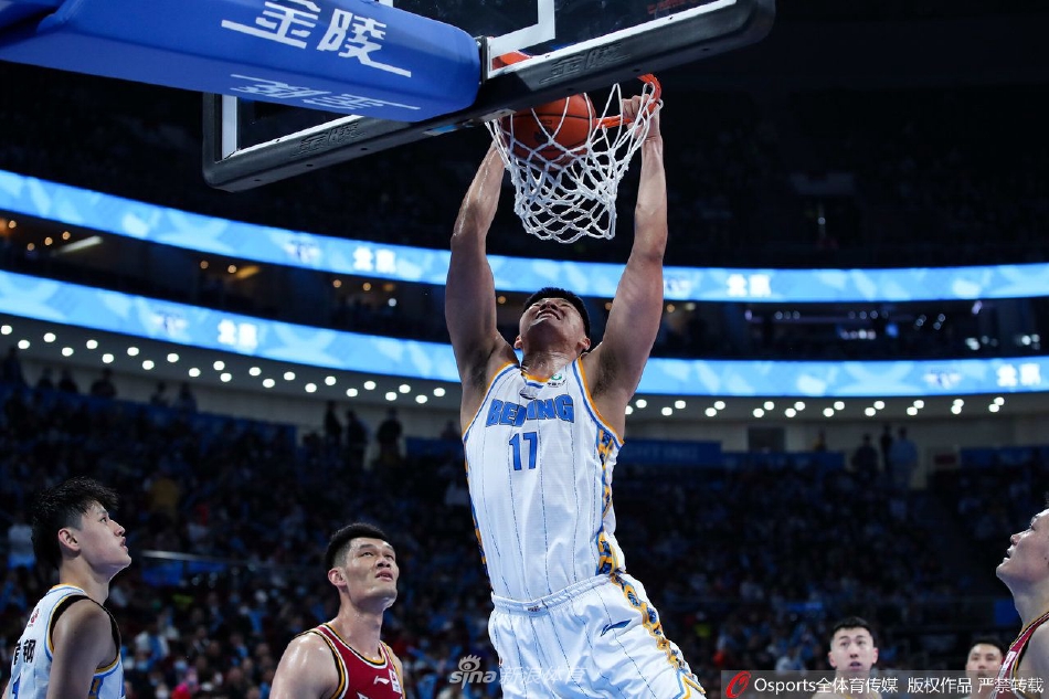 方硕化身球场指挥官，面对山西队的严密盯防，他从容不迫地组织着北京首钢的每一次关键进攻，眼神中透露出必胜的坚定信念。