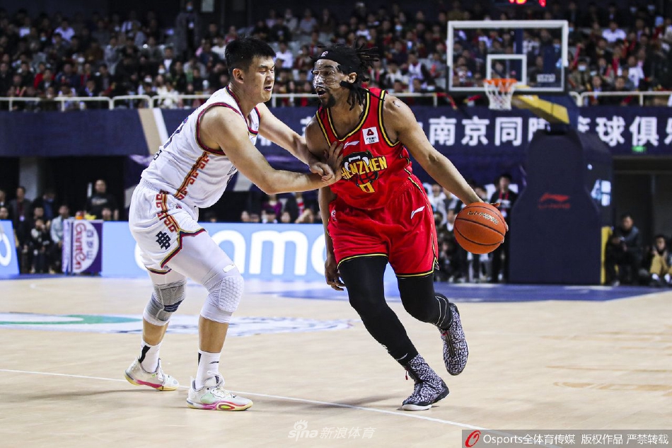 王岚嵚在命中关键三分后握拳怒吼,脸上的汗水在灯光下闪闪发光,这一刻他无所畏惧。