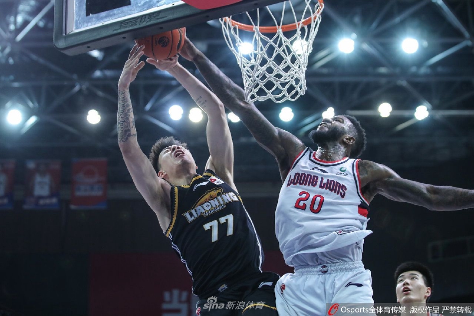 比赛结束后，广州龙狮队的球员们面带笑容，站成一排向现场热情的观众鞠躬致谢，感谢他们的支持。