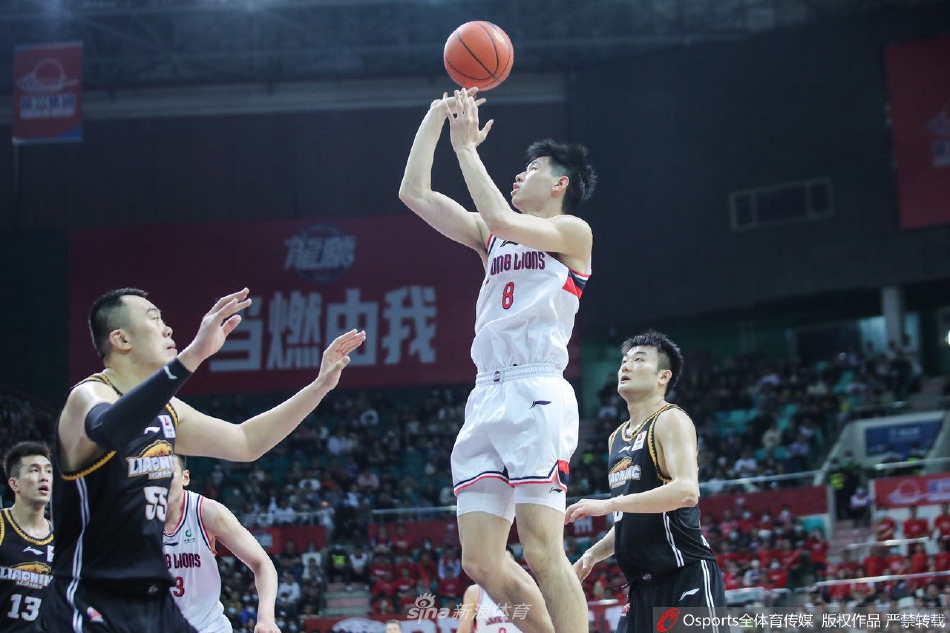 辽宁本钢队球员弗格在三分线外出手投篮，广州龙狮队的防守球员已经封堵到脸上，试图干扰这次投篮。