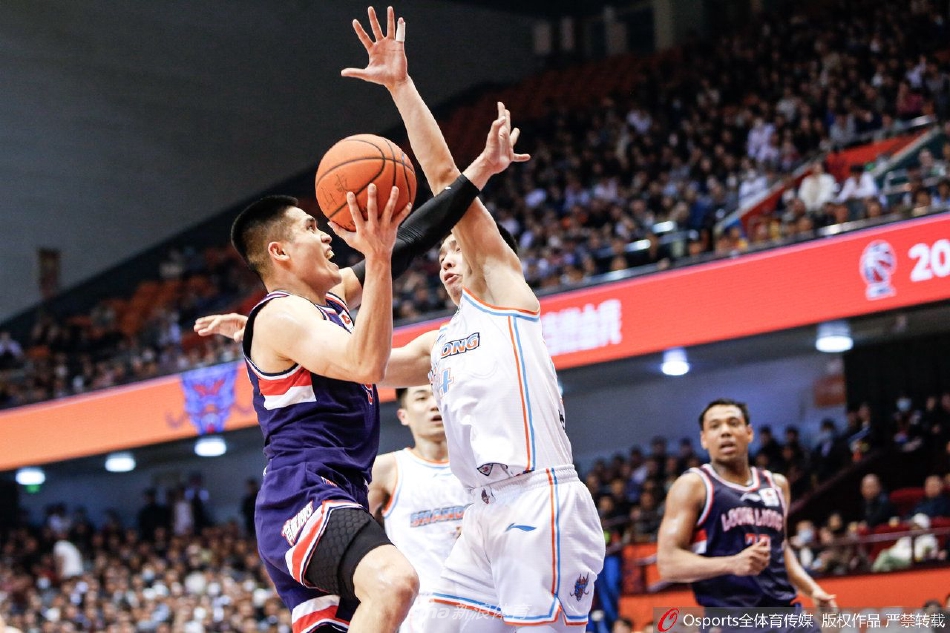 比赛结束后，广州龙狮球员们在场中围成一圈，激情怒吼庆祝这场来之不易的客场胜利，他们的欢呼声与山东队员落寞离场的背影形成了鲜明的对比。